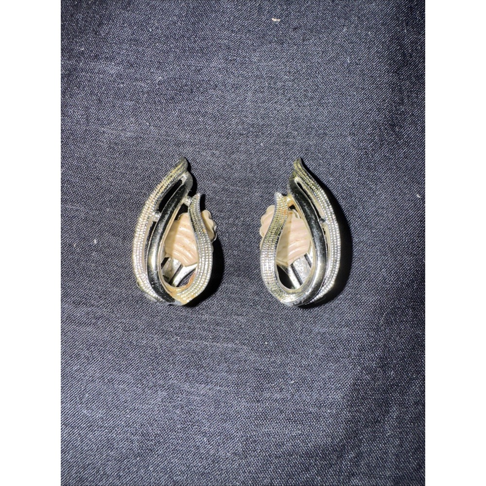 Sarah Coventry Vintage Silver‎ Tone Textured Flame Clip On Earrings Mid Century
